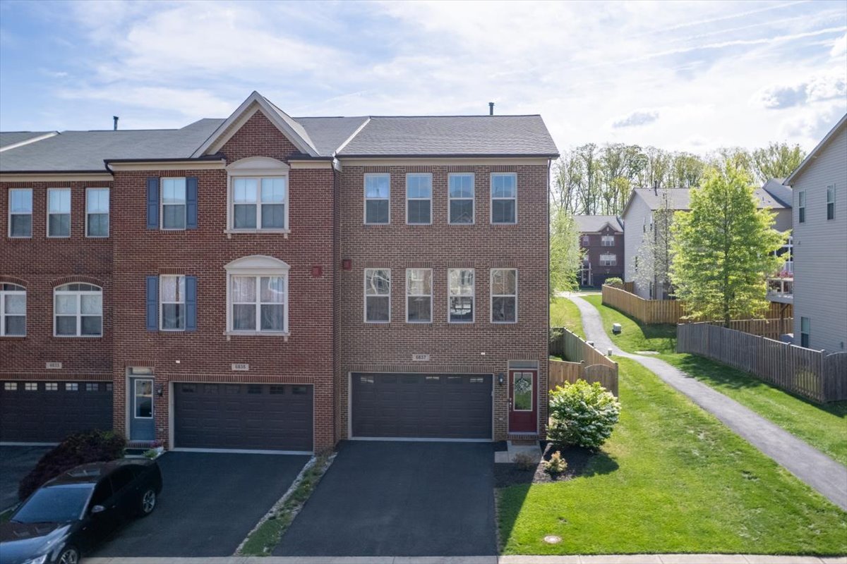 Haymarket Townhome: 6837 William White Way