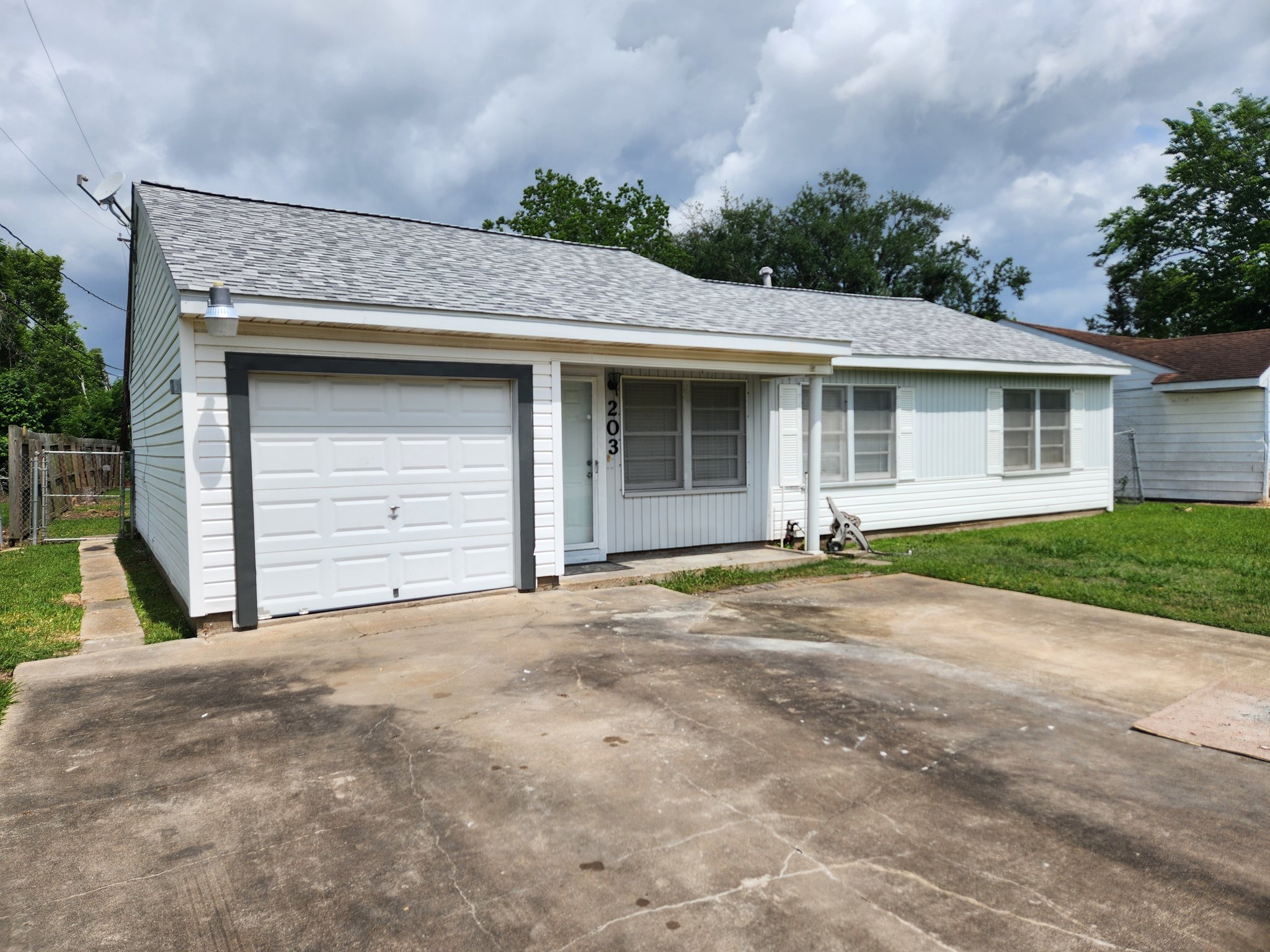 Lake jackson House: 203 Elm street