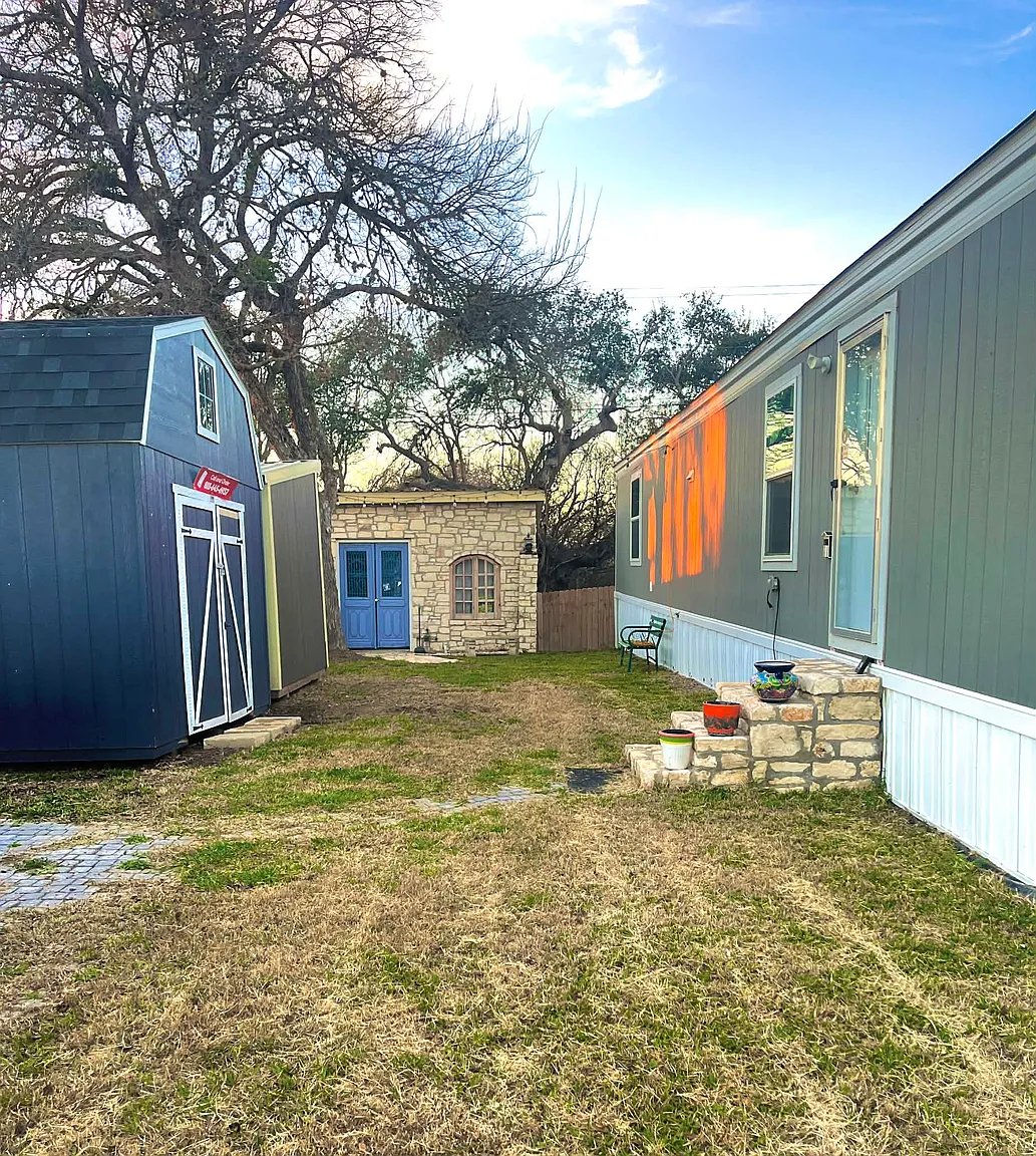 New Braunfels House: 453 E Zipp Rd