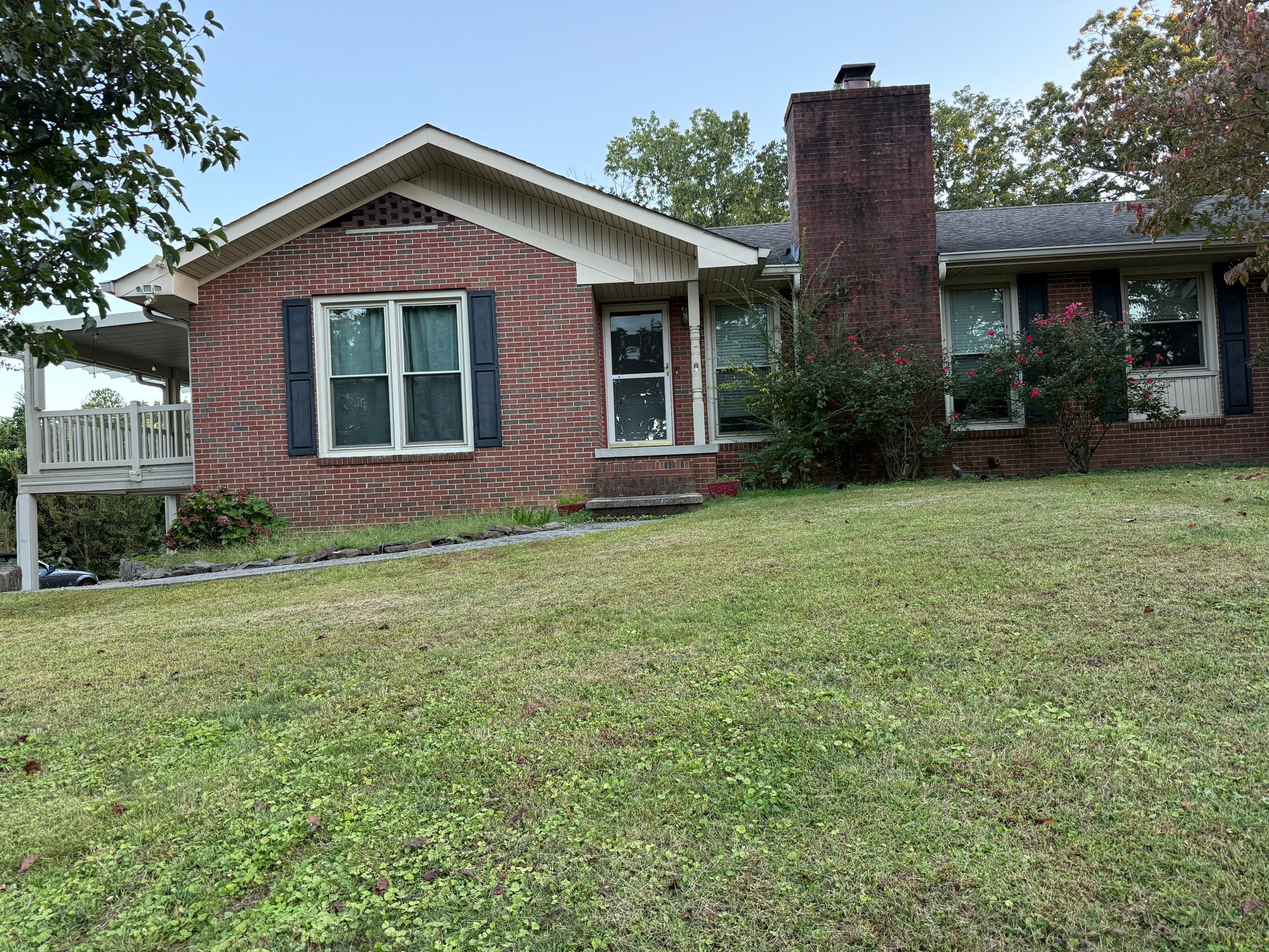 Rossville House: 212 White Oak St