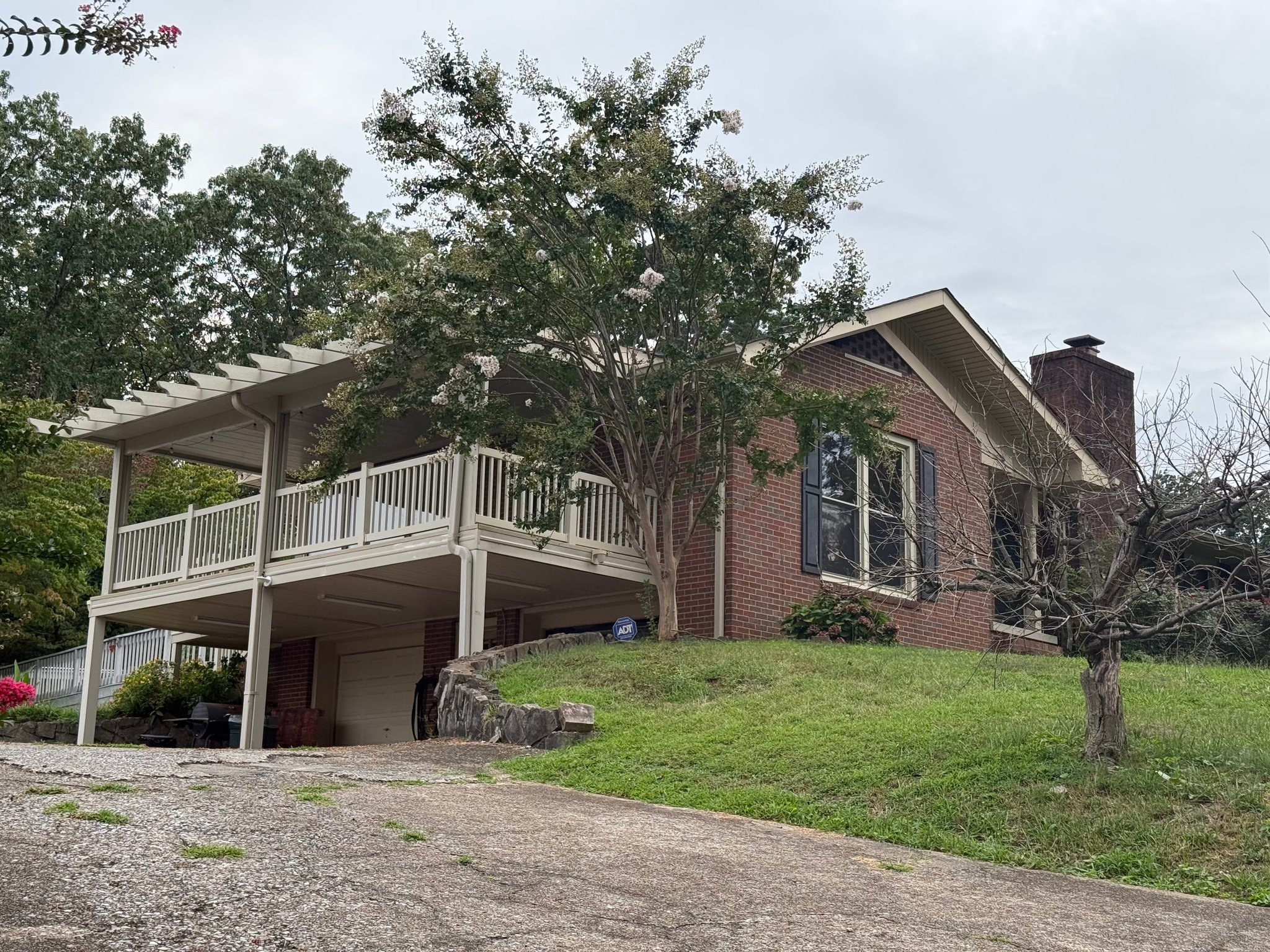 Rossville House: 212 White Oak St