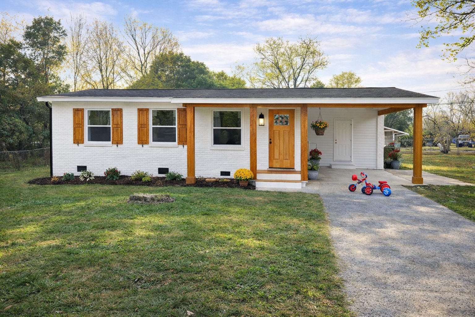 Macon House: 4445 Vinson Ave