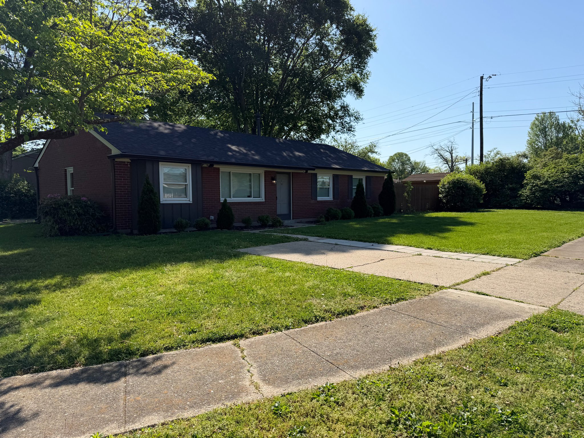 Louisville House: 2005 Keeneland Blvd