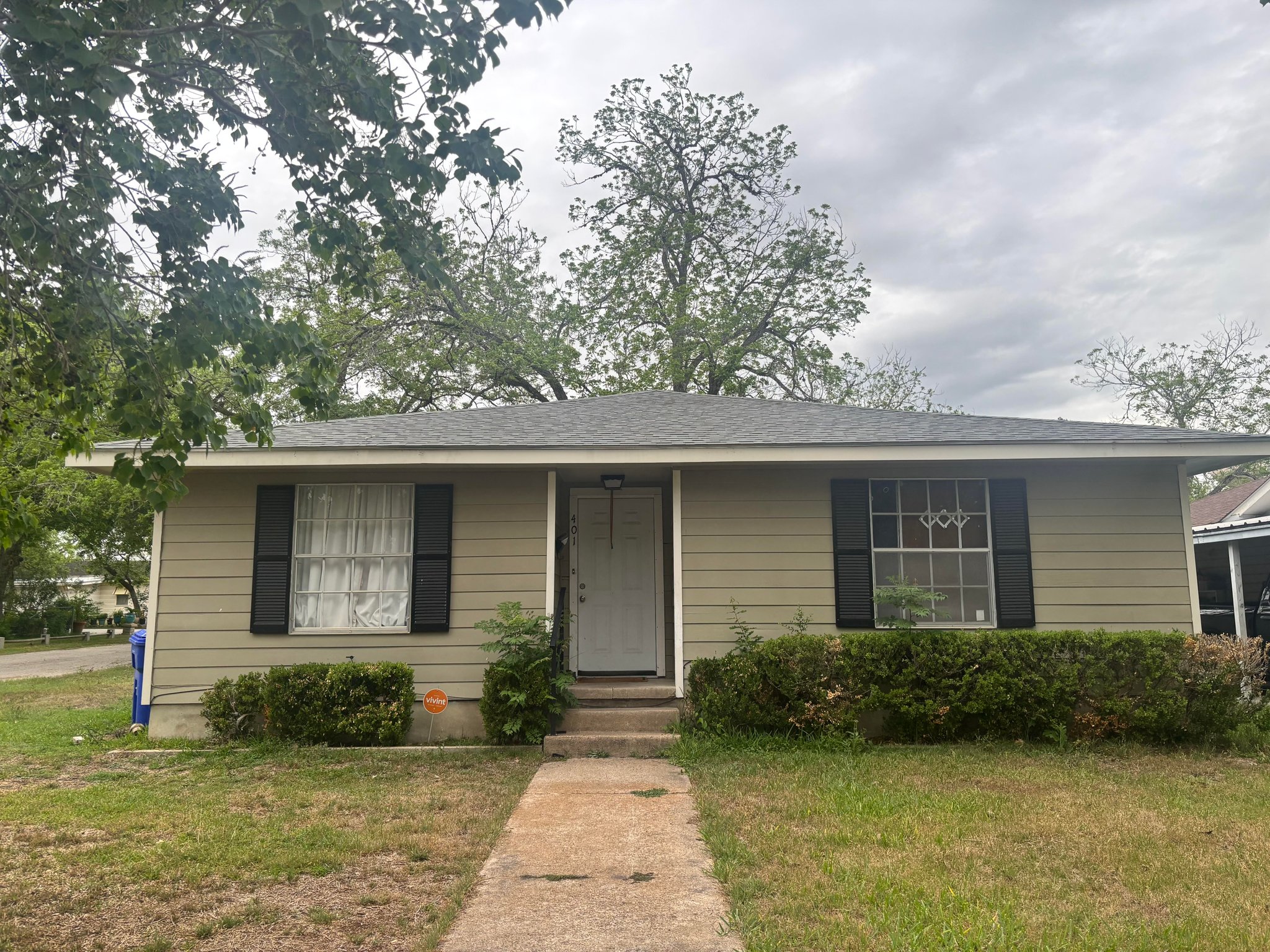 Yoakum House: 401 Walnut