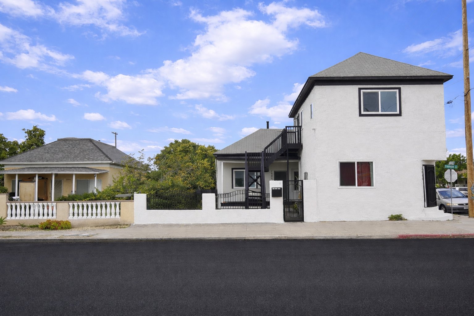 San Diego House: 2096 Franklin Ave