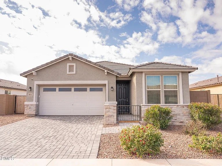 Avondale House: 814 S 109th Ave