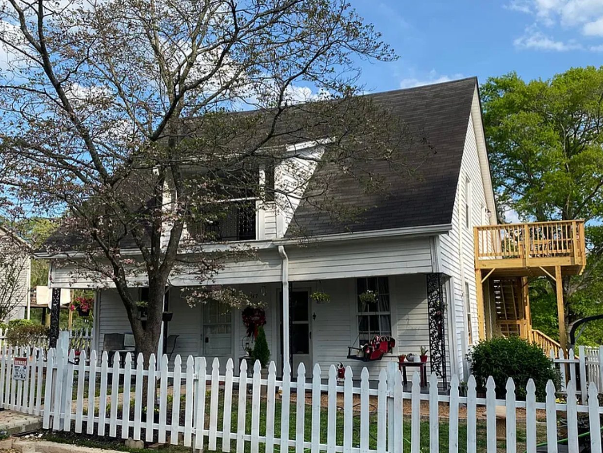 Athens House: 147 White Cir