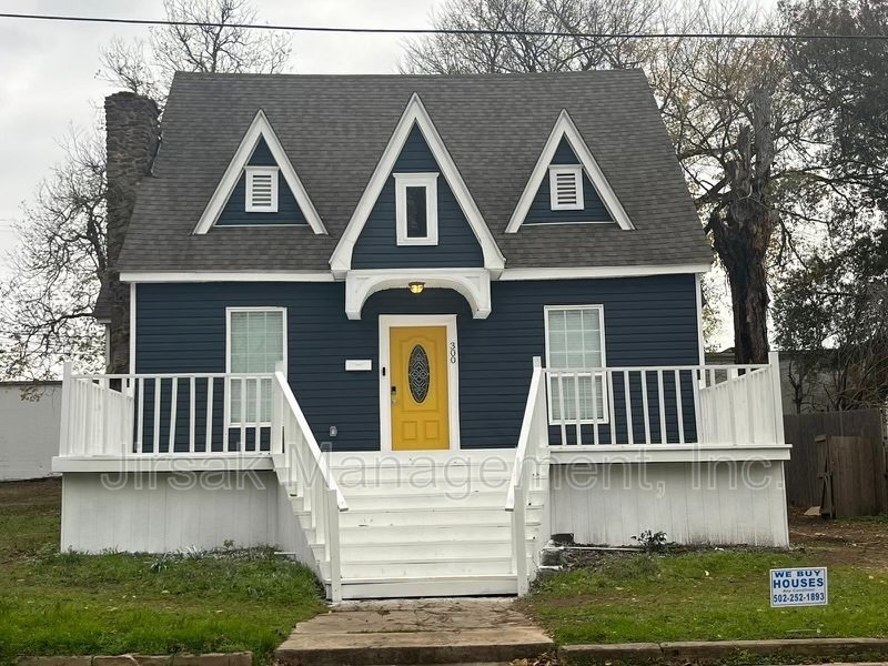 Paris House: 300 SE 16th Street