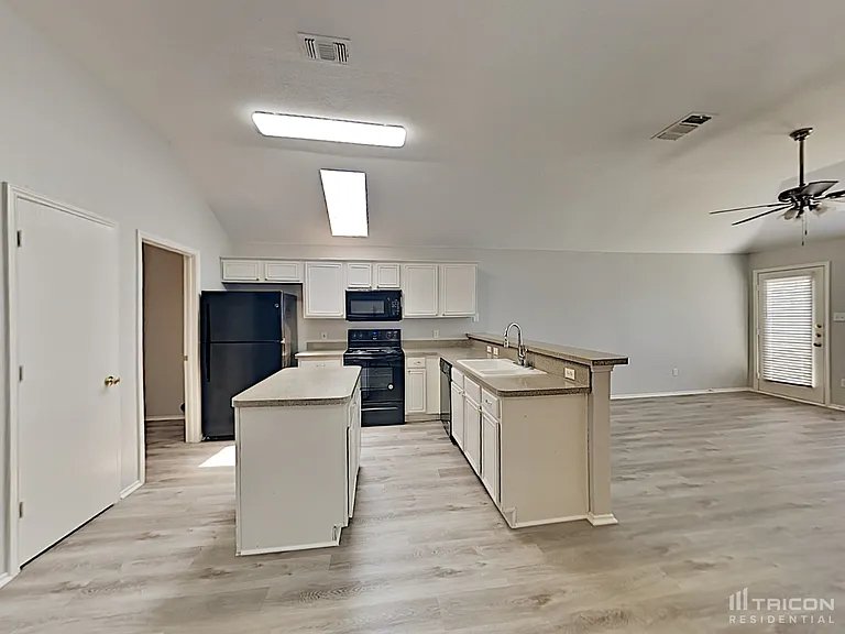 Arlington House: 704 w conlony dr