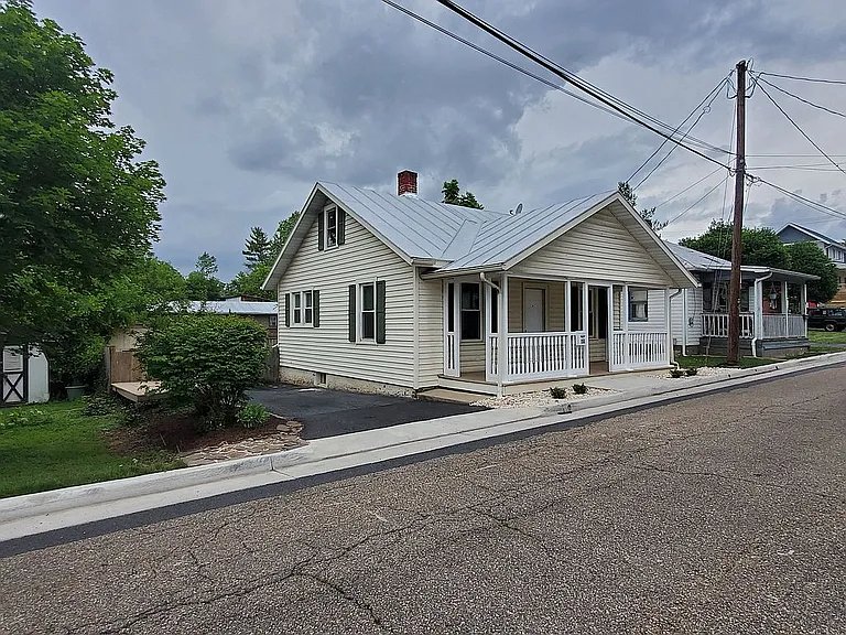 Harrisonburg House: 151 Academy St
