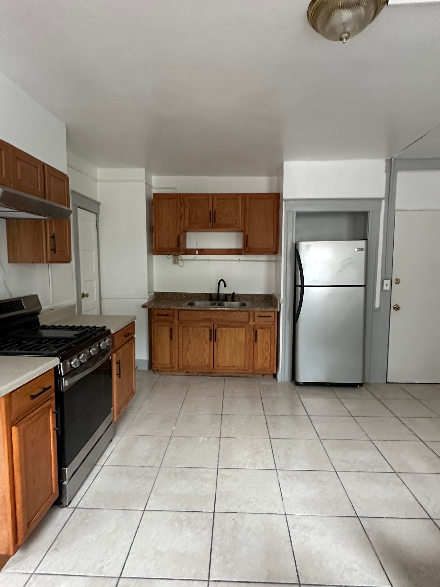 New Britain Apartment: 139 Lawlor St