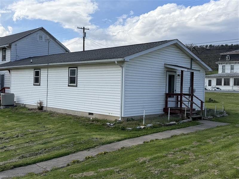 Aaronsburg House: 211 E Aaron Sq.