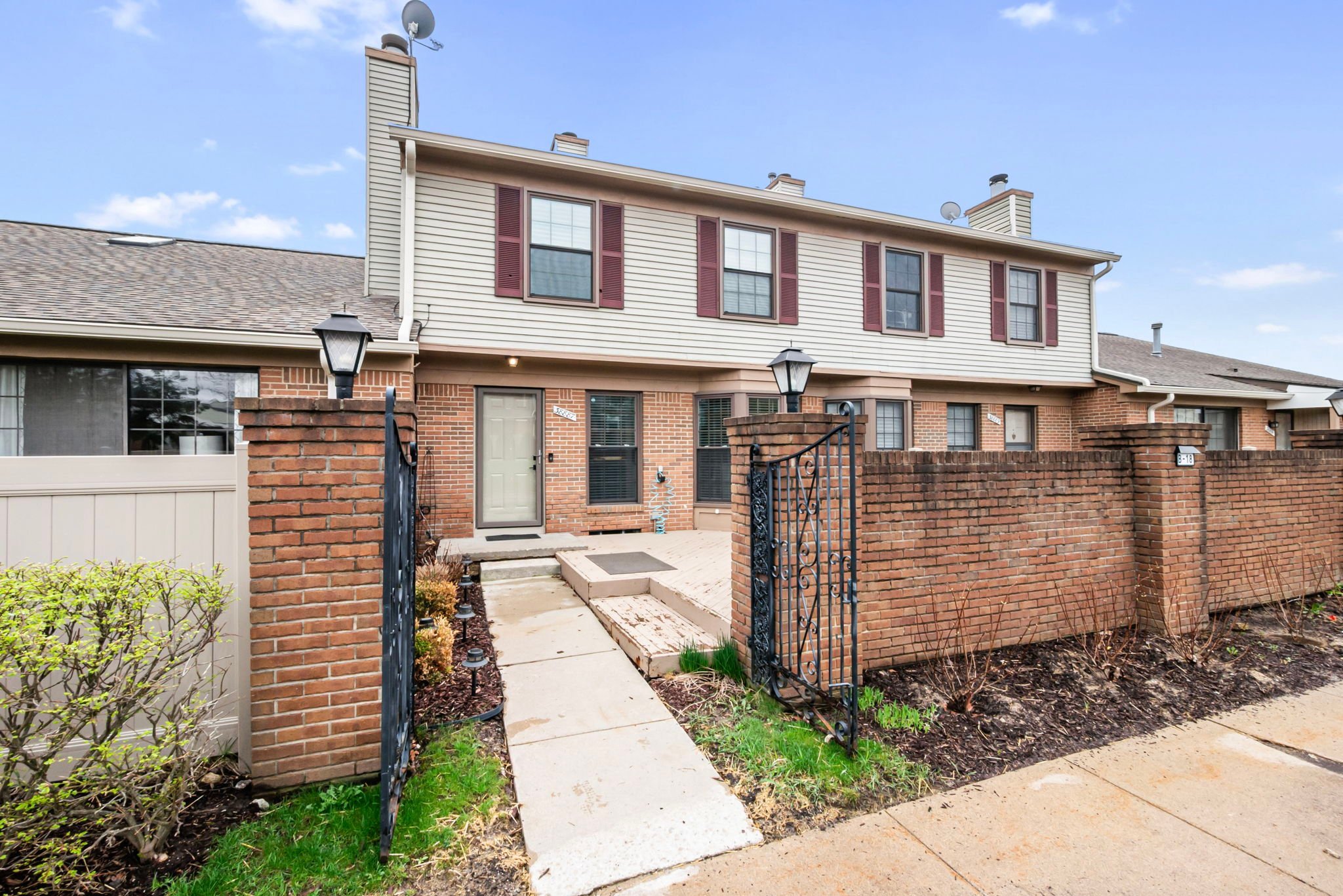 Farmington Hills Condo: 38887 Country Circle