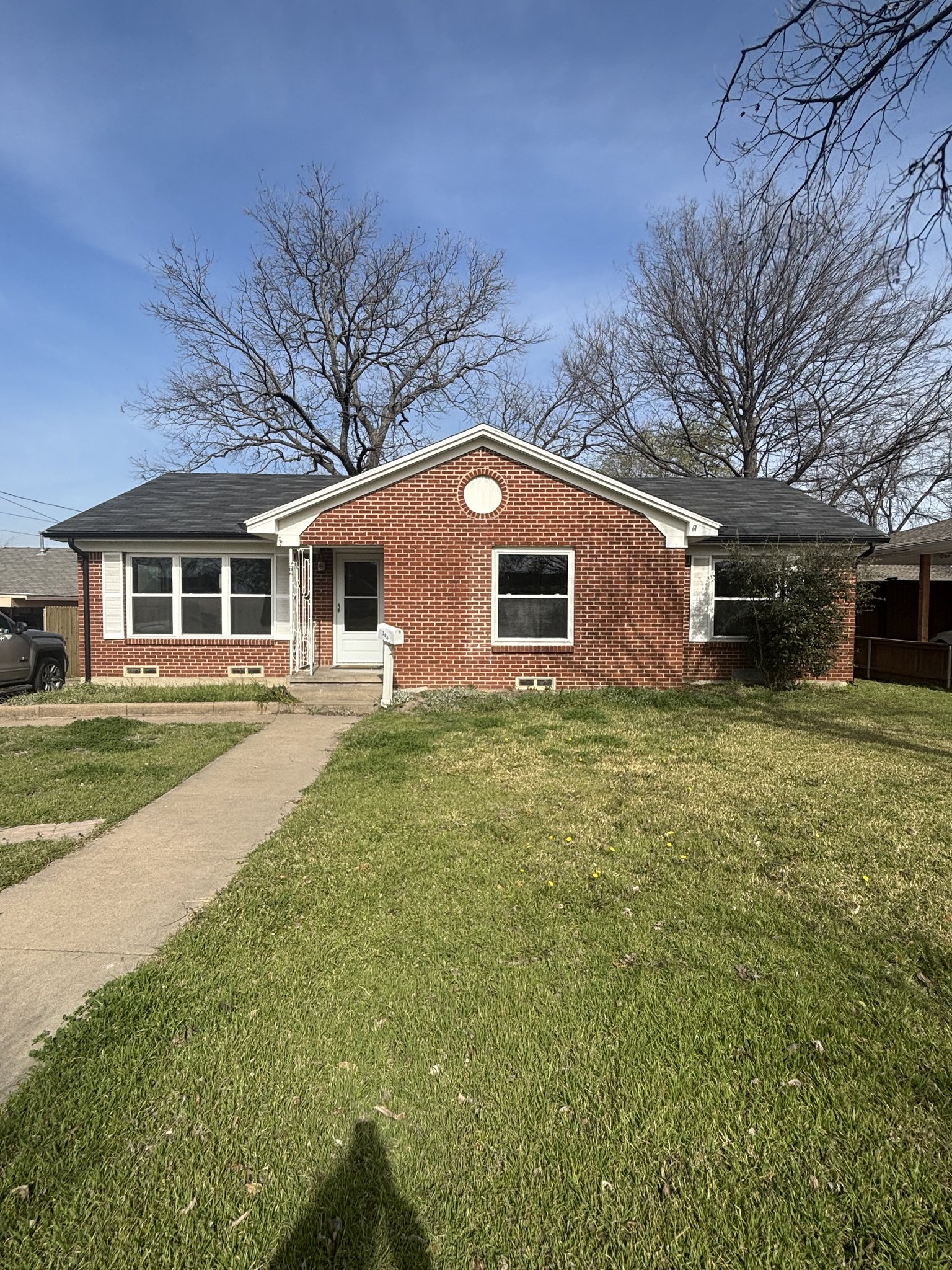 Ennis House: 206 E Belknap St