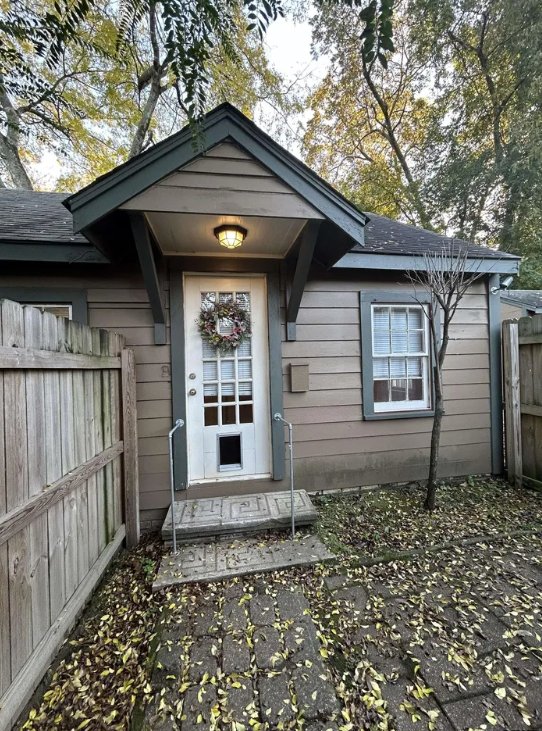 Tyler House: 208 W. First St.