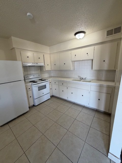 Fresno Apartment: 3044 N Fruit Ave
