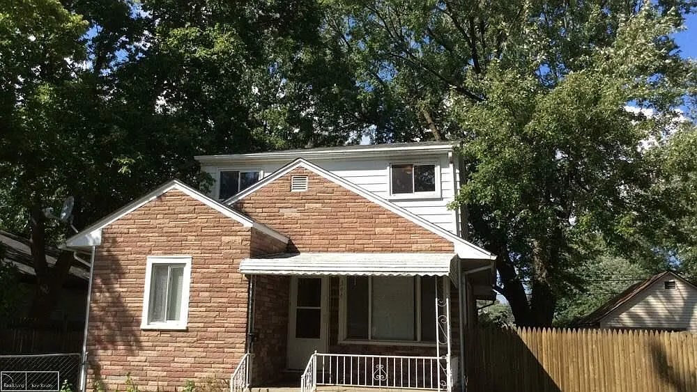 Hazel Park House: 344 W Goulson Ave