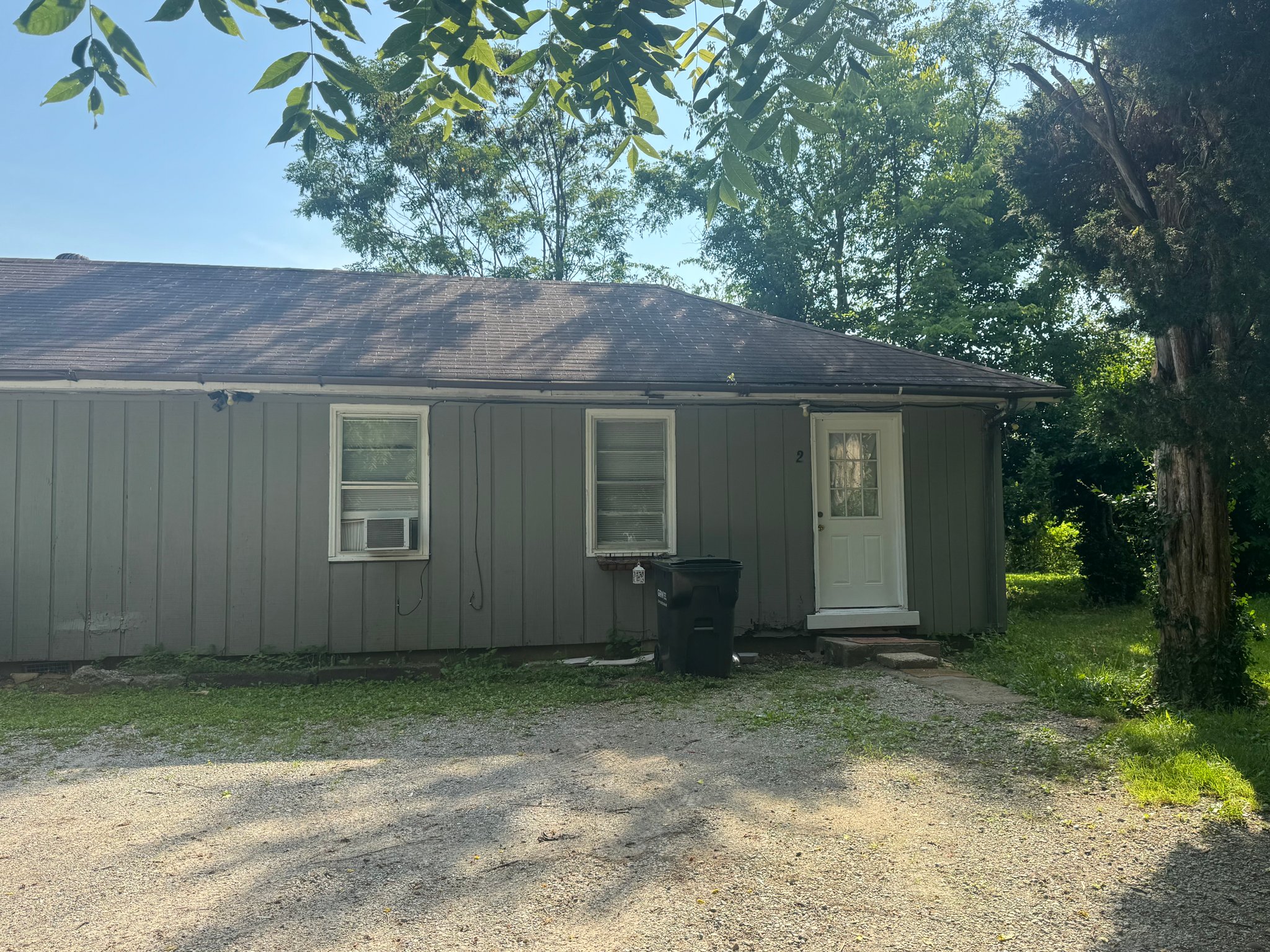 Radcliff Apartment: 258 W Vine St