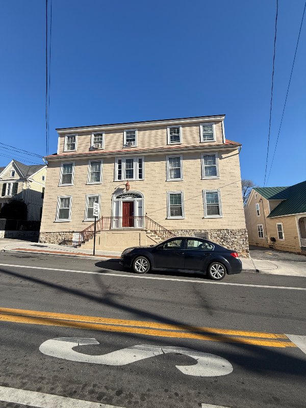 Winchester Apartment: 406 N Loudoun St