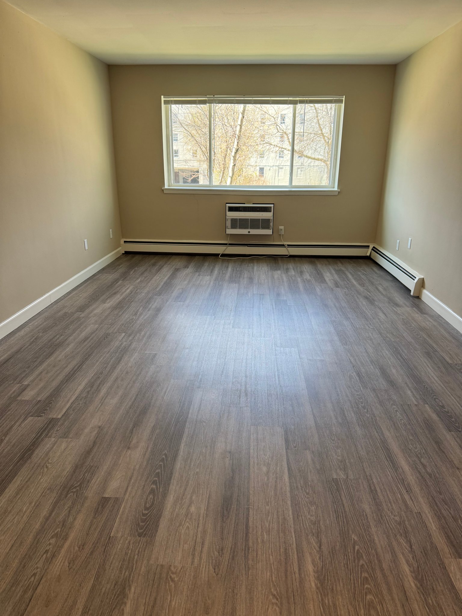 Milwaukee Apartment: 2260 N Summit Ave