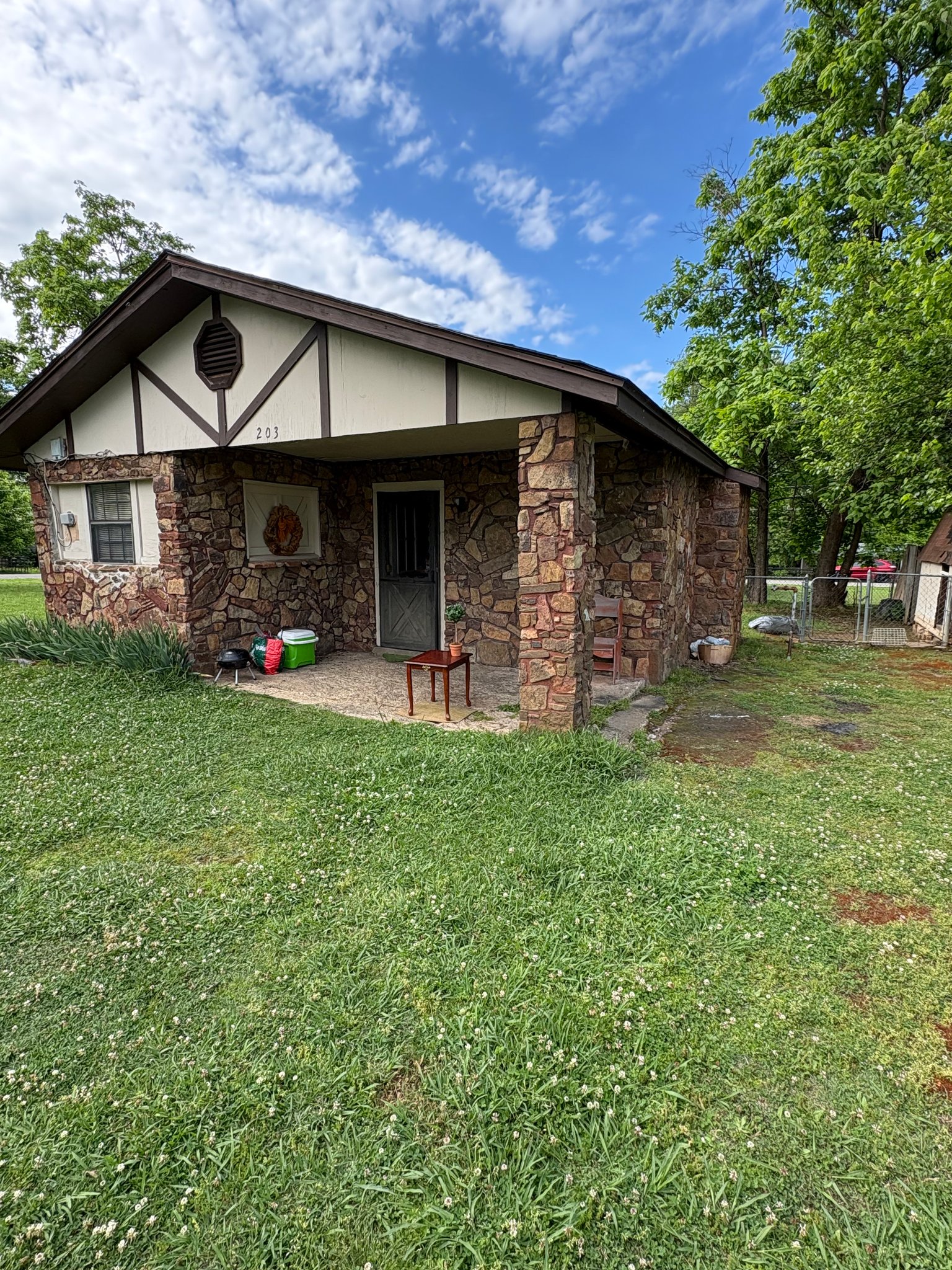 Sallisaw House: 203 E Ruth Ave