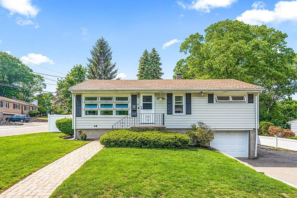 Lynn House: 41 Crooker Dr