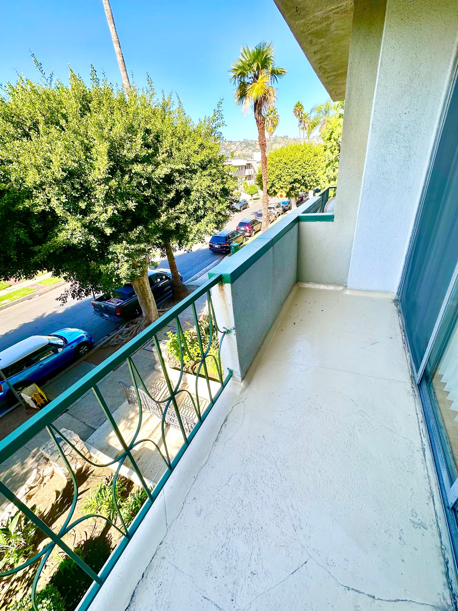Los Angeles Apartment: 440 N Hayworth Ave