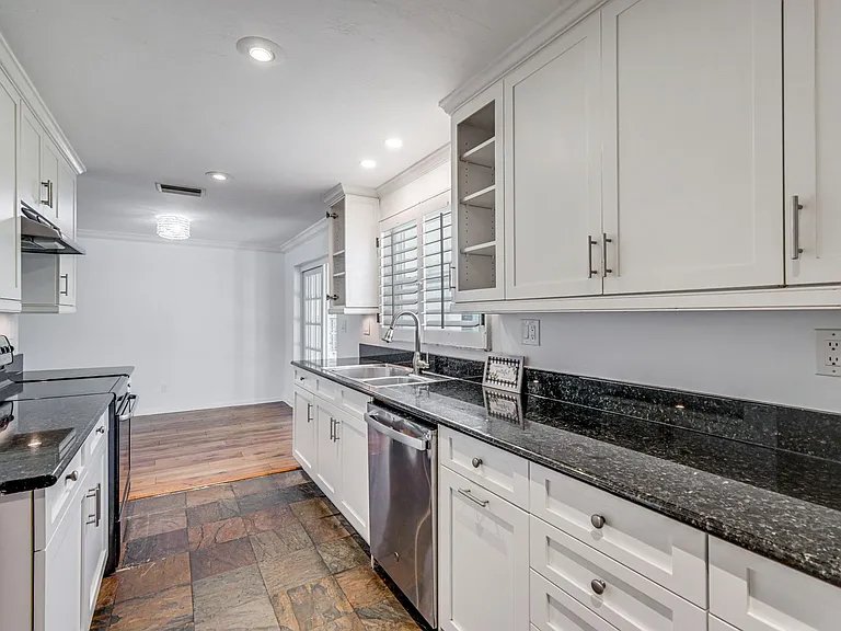 Naples House: 1015 Royal Palm Dr