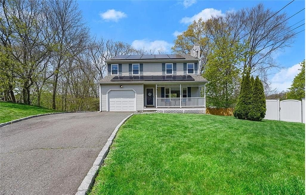 Shelton House: 3 Ridge Ln