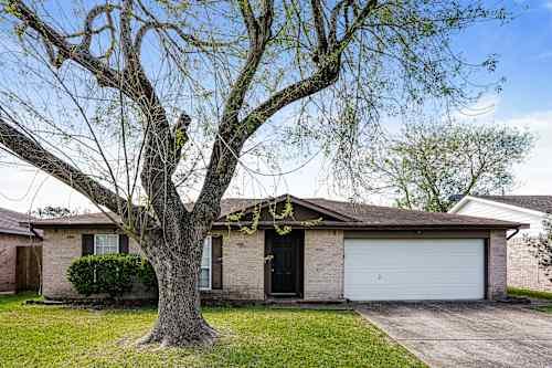 La Porte House: 9812 Robin St