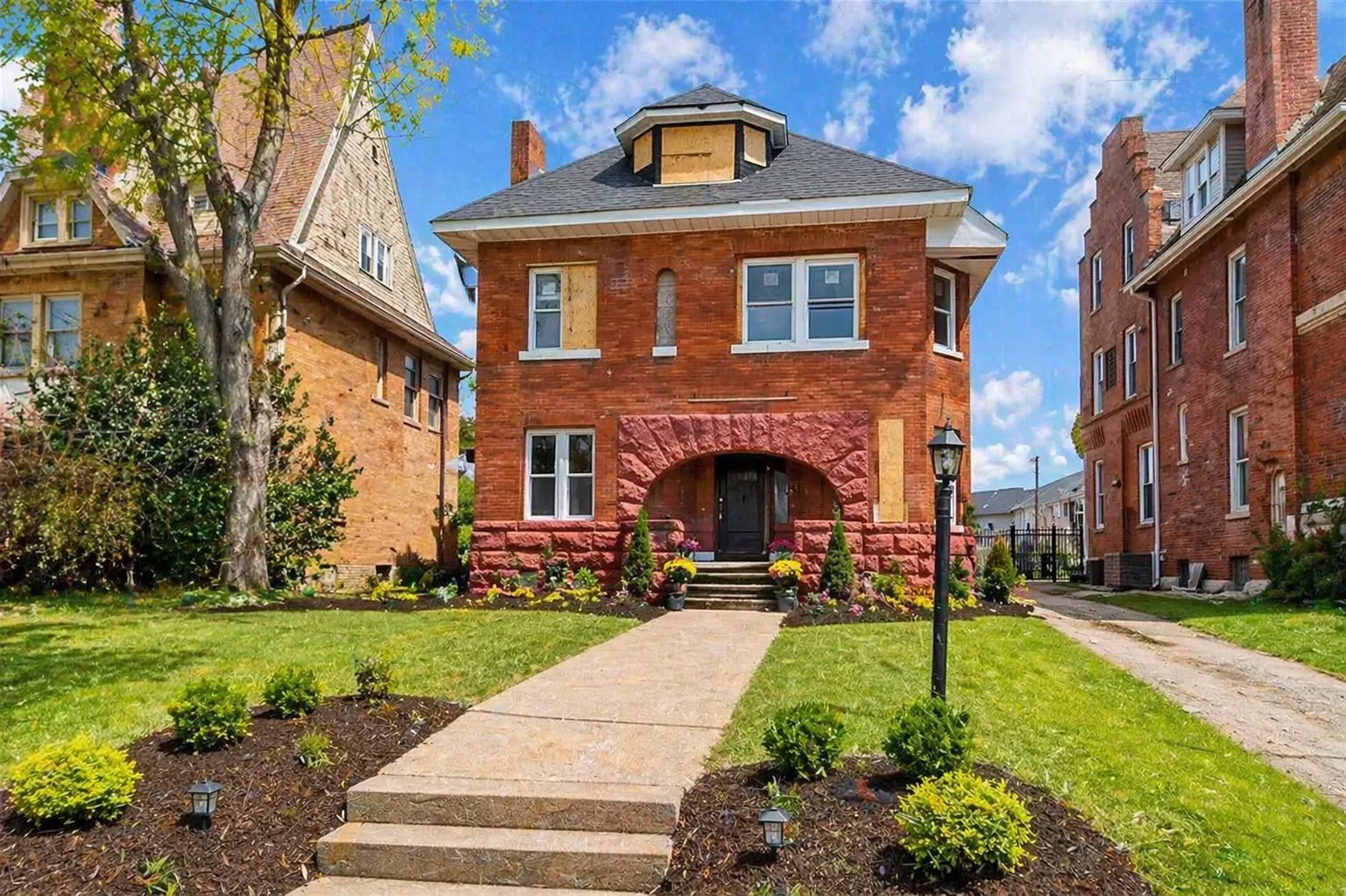 St. Louis House: 4266 Washington St