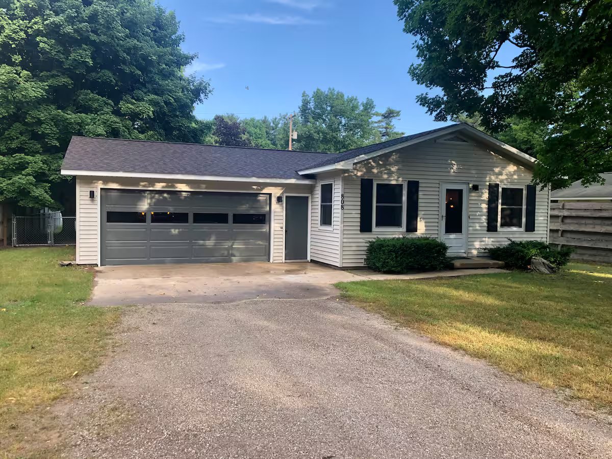 Elk Rapids House: 808 Livingston Street
