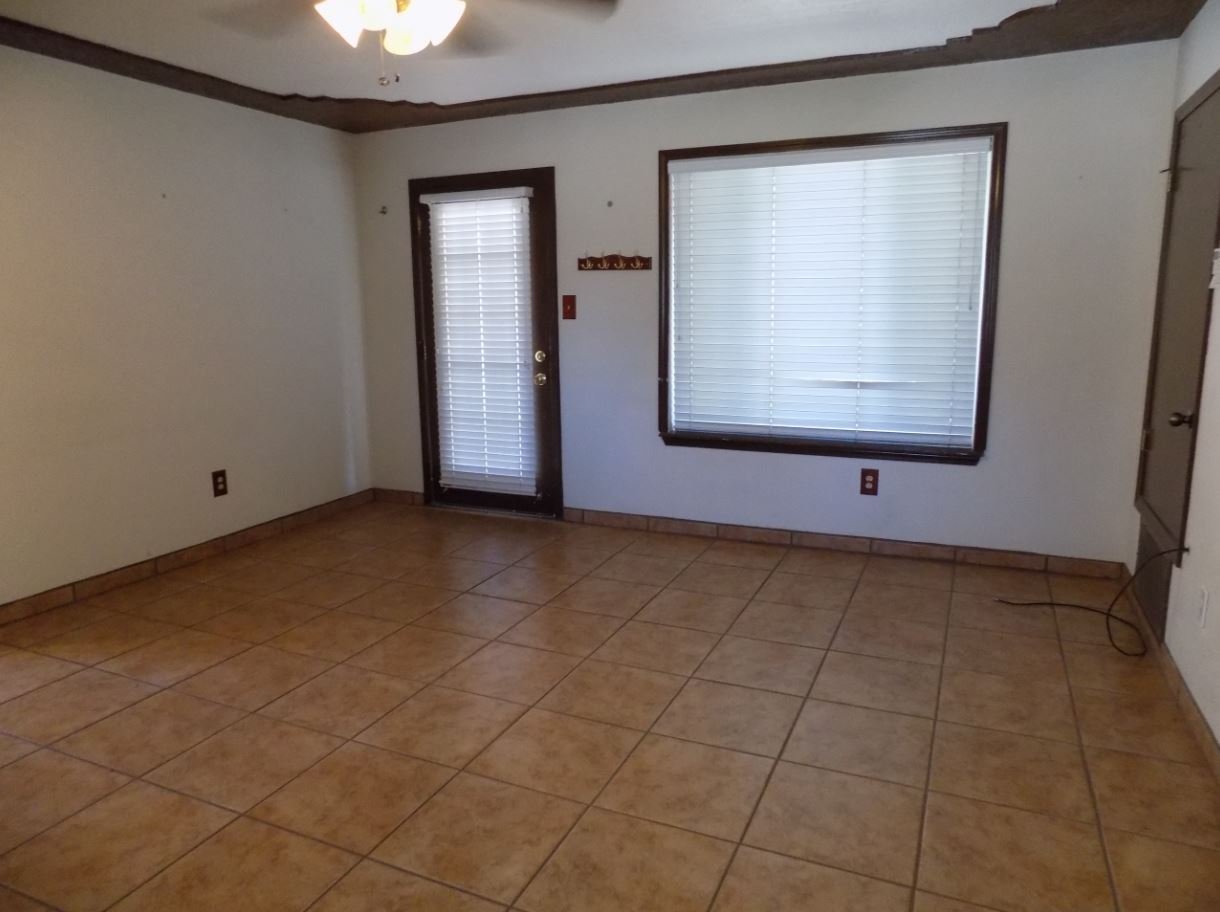 Belen House: 506 Laura Ct