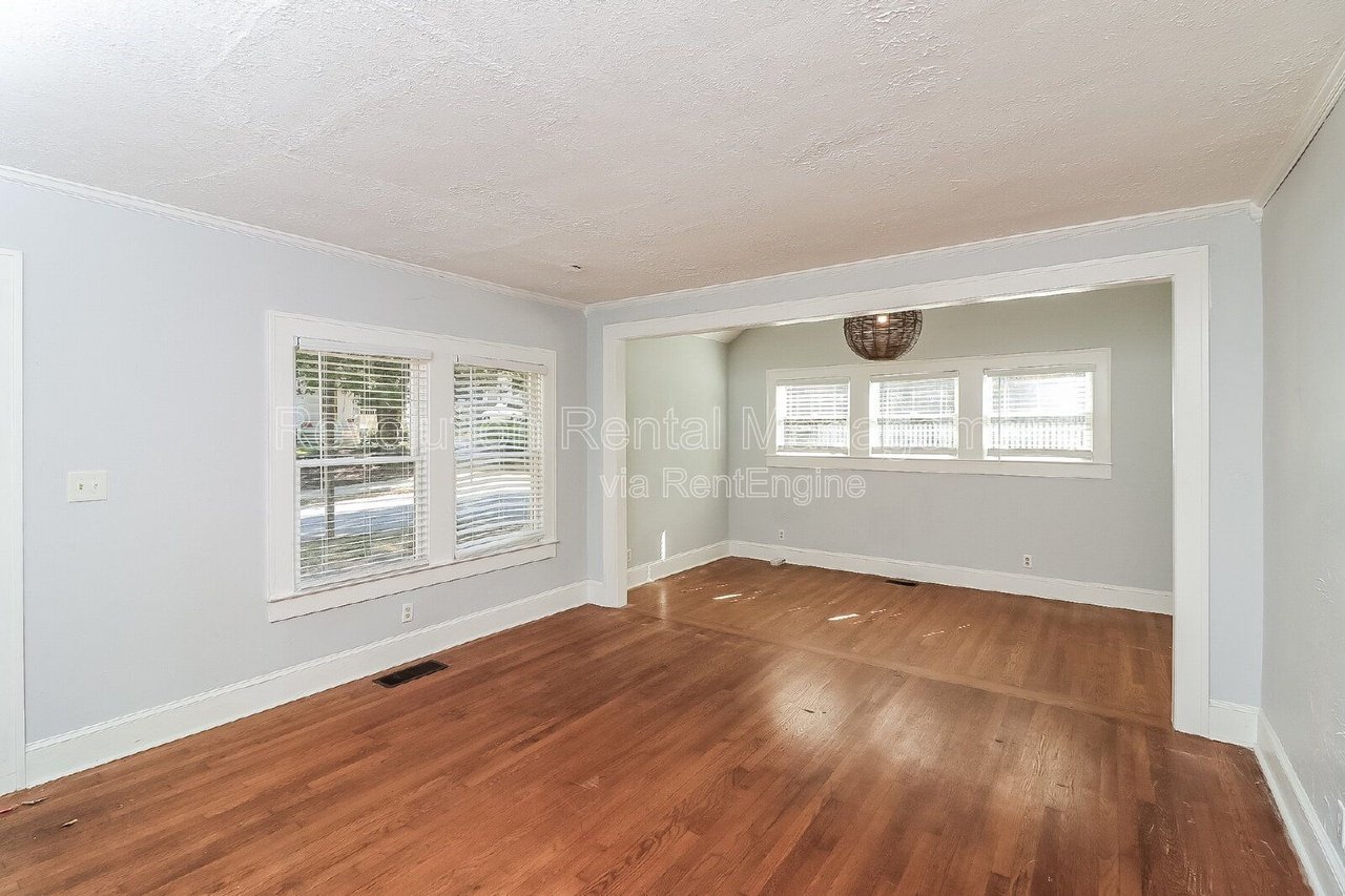 Atlanta House: 370 Haas Ave SE