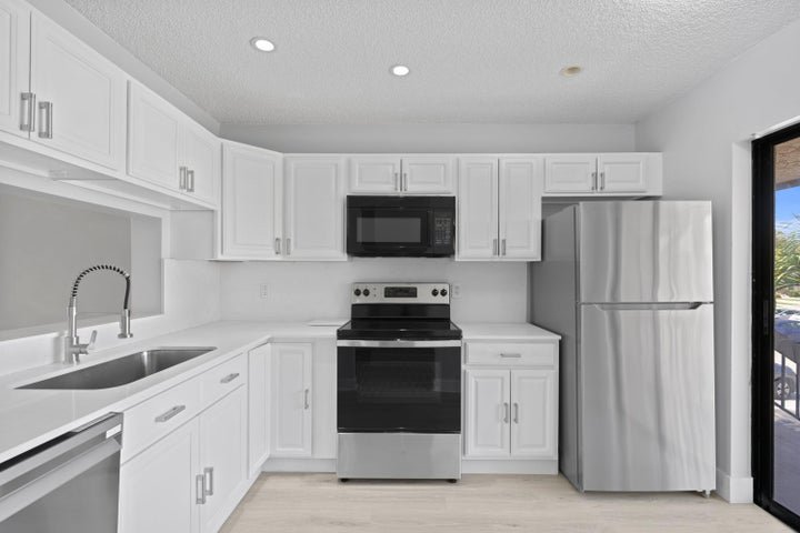 Boca Raton Condo: 350 Club Circle 208