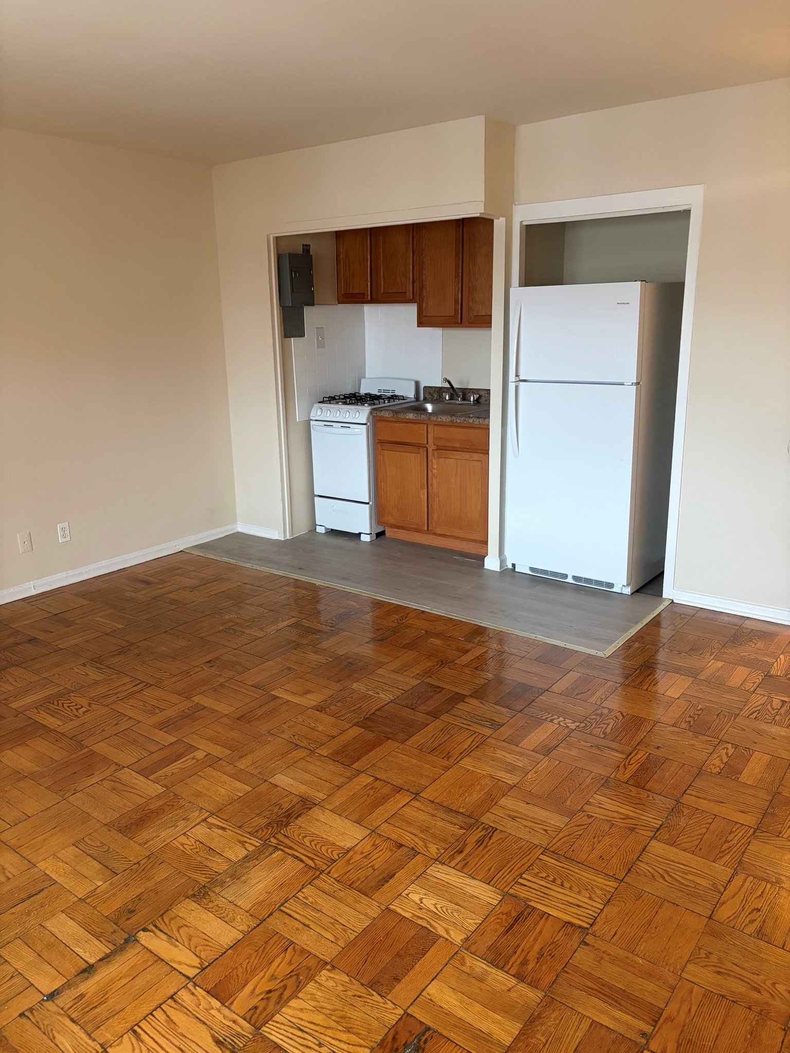 Washington Apartment: 3435 Holmead Pl NW