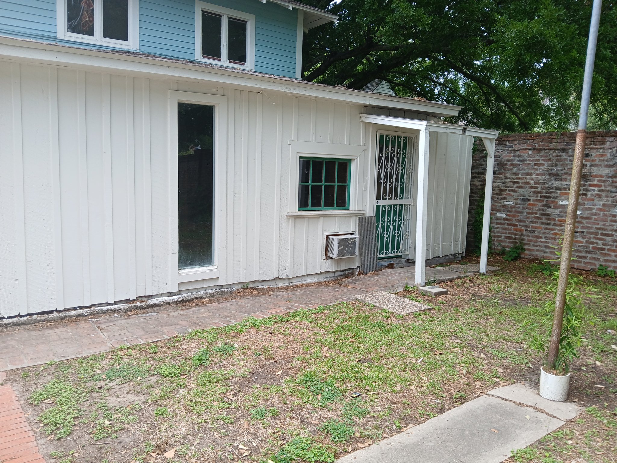 Lafayette Apartment: 617 1/2 Lafayette Street