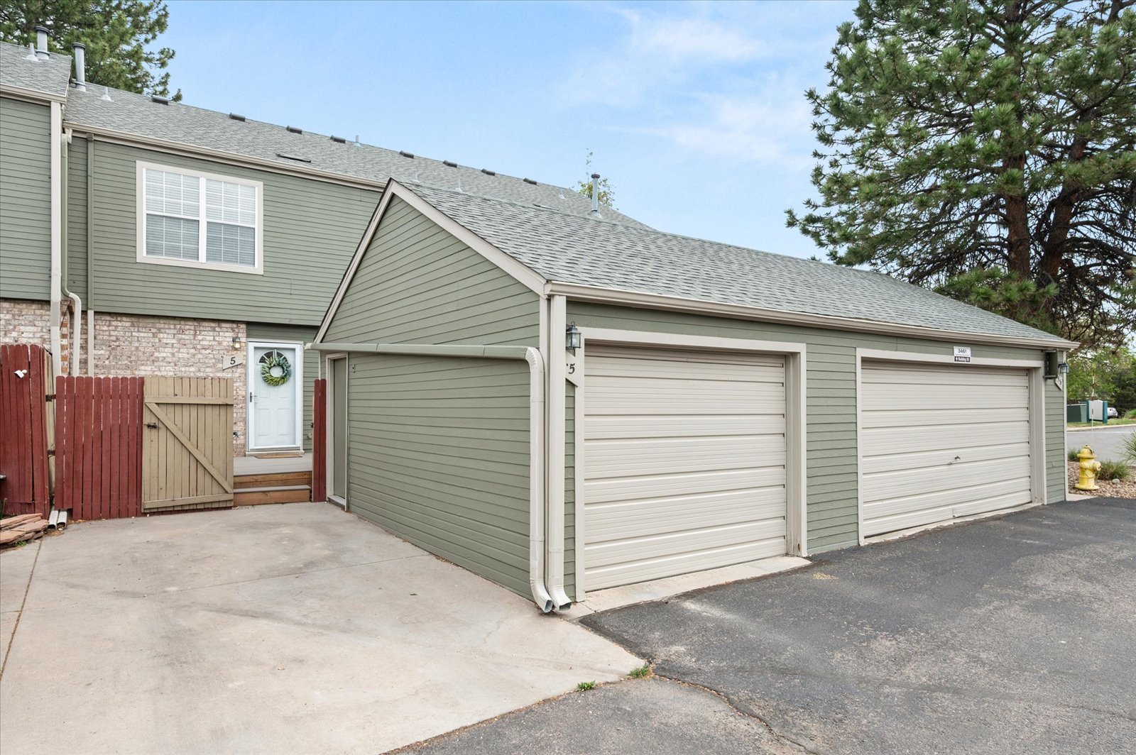 Lakewood Townhome: 3461 S Ammons St