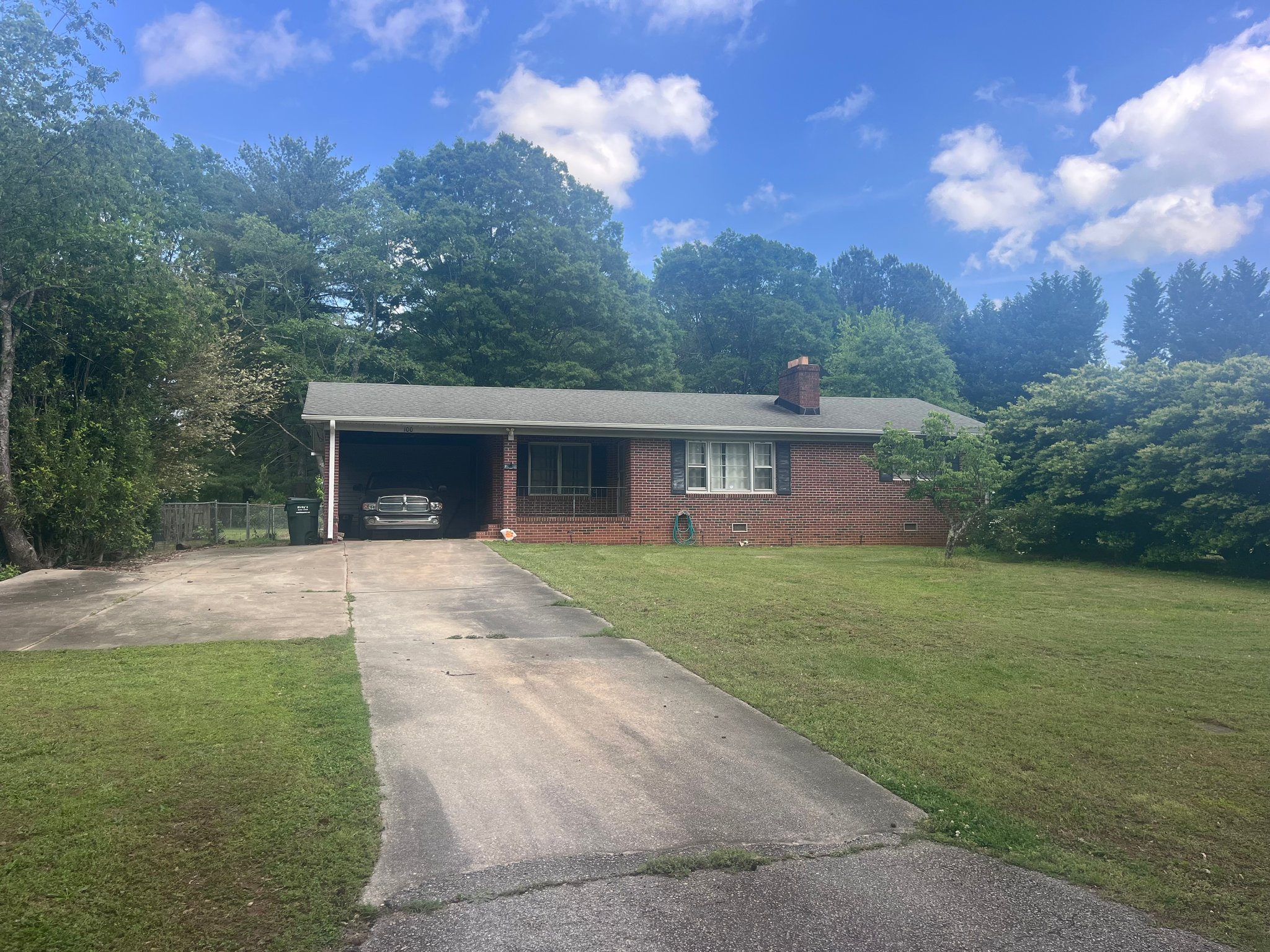 Greer House: 100 Douglas Dr