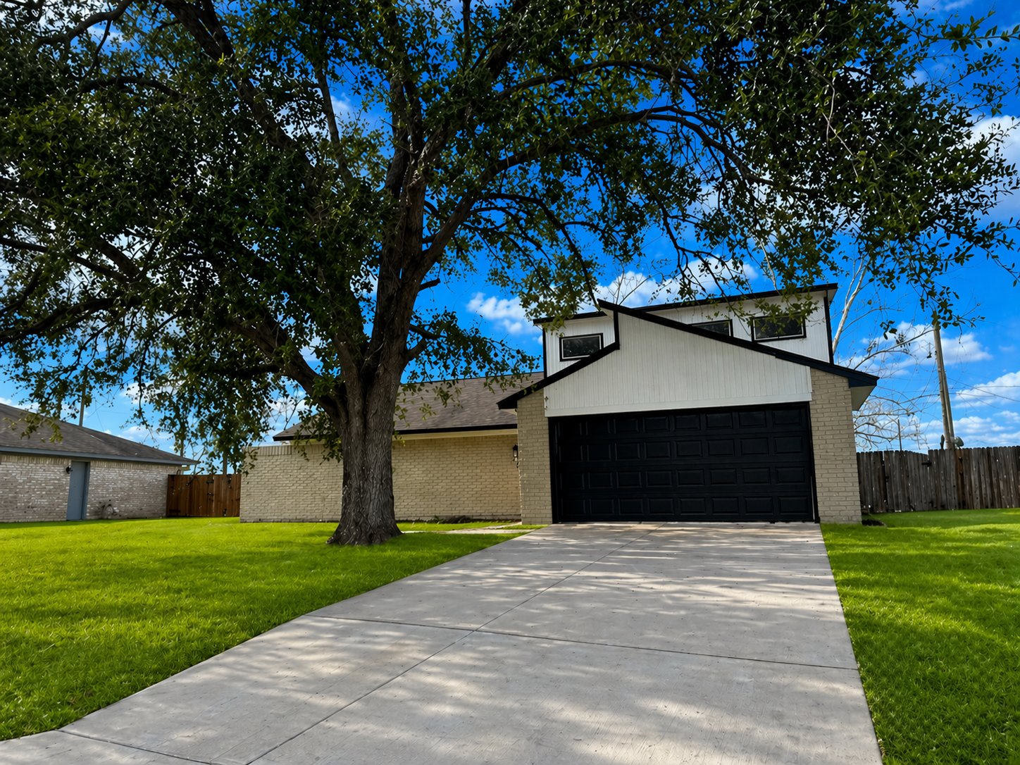 Lake Jackson House: 214 Oleander St