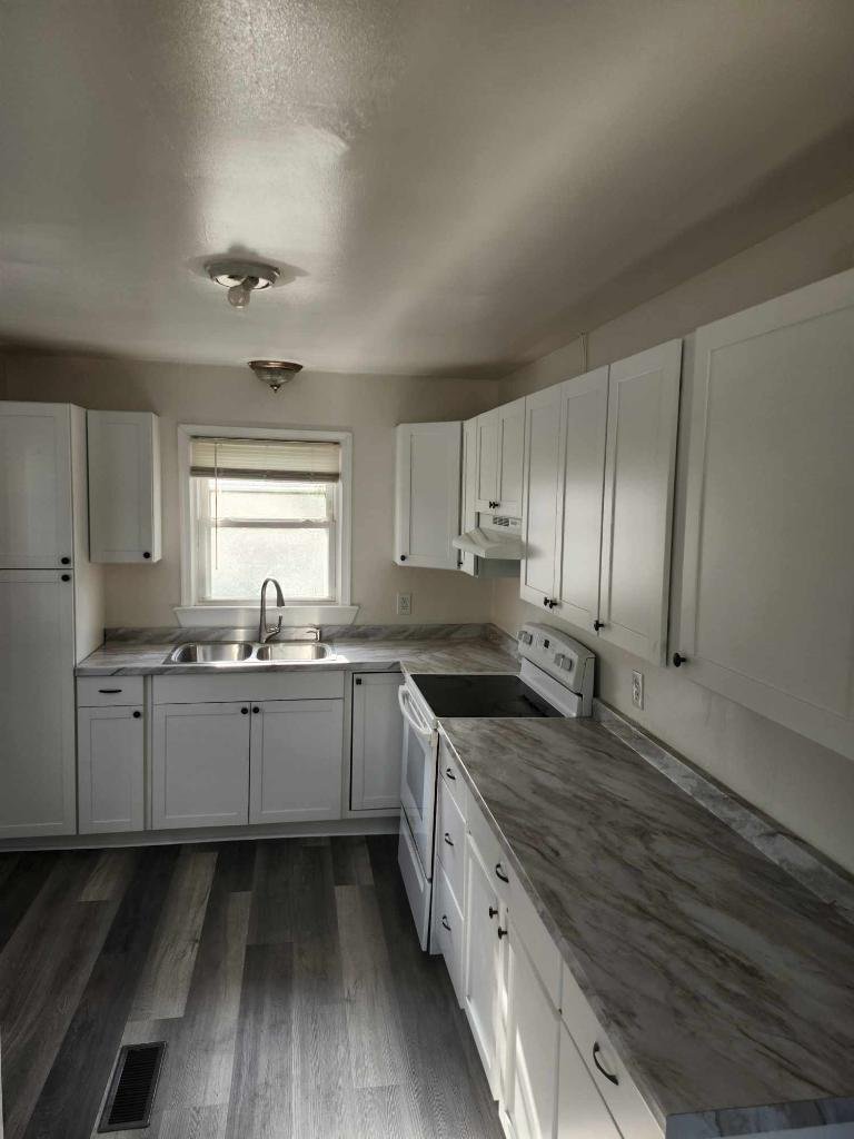 Richmond House: 126 Green Acres Ave