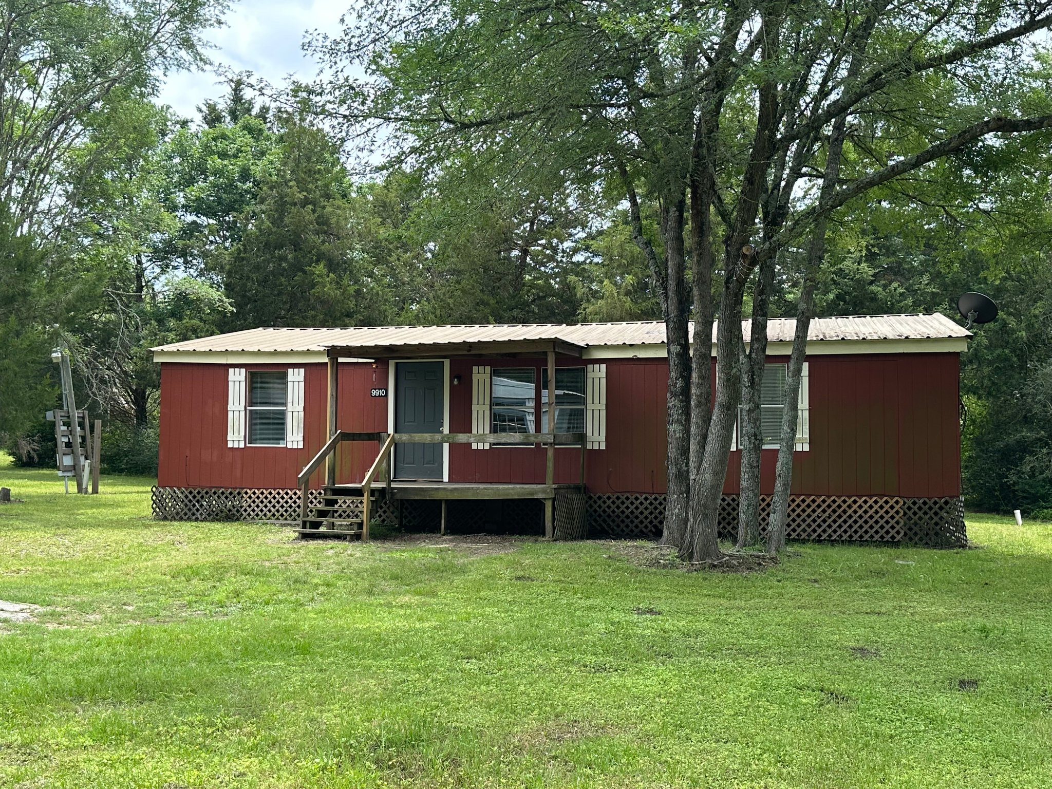 Midway House: 9910 Farris Loop