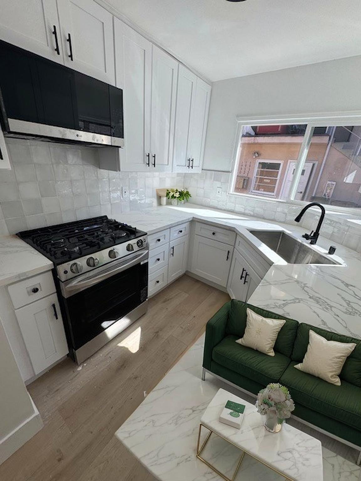 Long Beach Apartment: 1934 Magnolia Ave