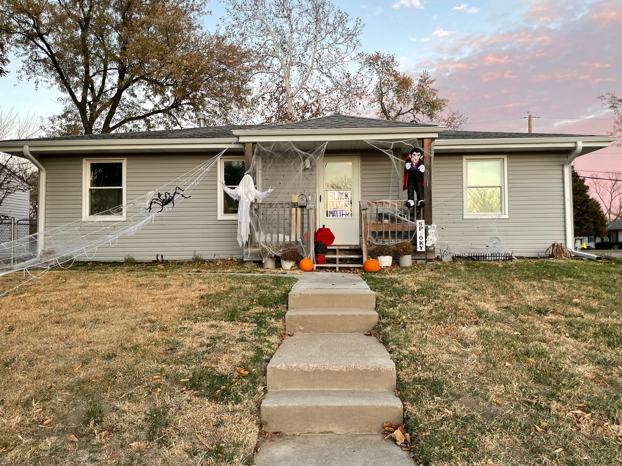 Omaha House: 801 N 77th Avenue