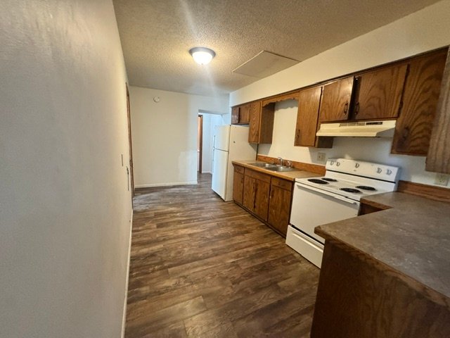 Hutchinson Apartment: 11 Glen St NW