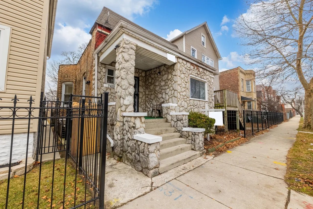 Chicago House: 7423 S St Lawrence Ave