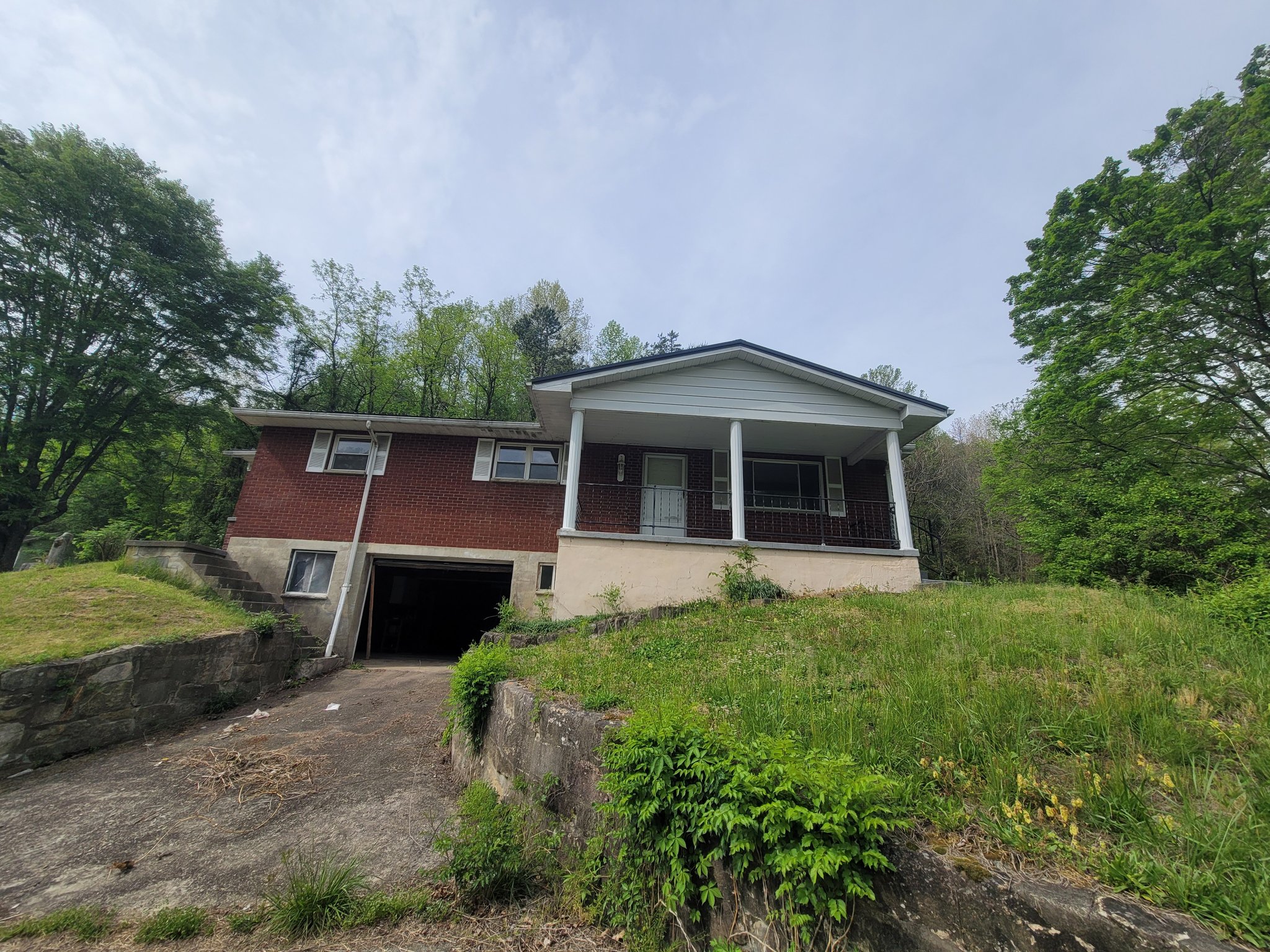 South Charleston House: 1018 willow drive