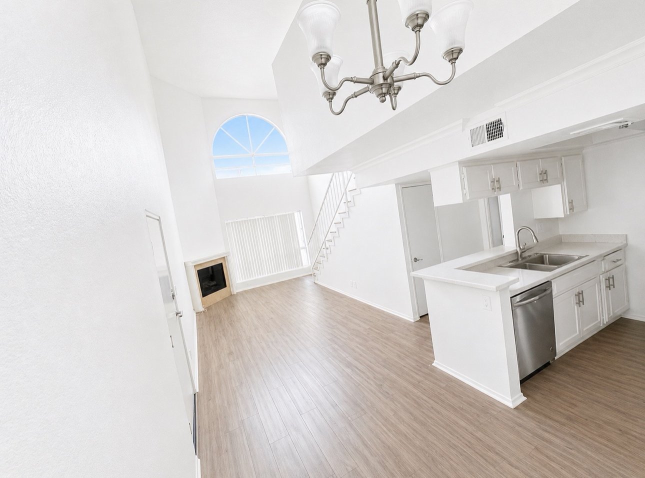 Sherman Oaks Apartment: 15009 Moorpark st
