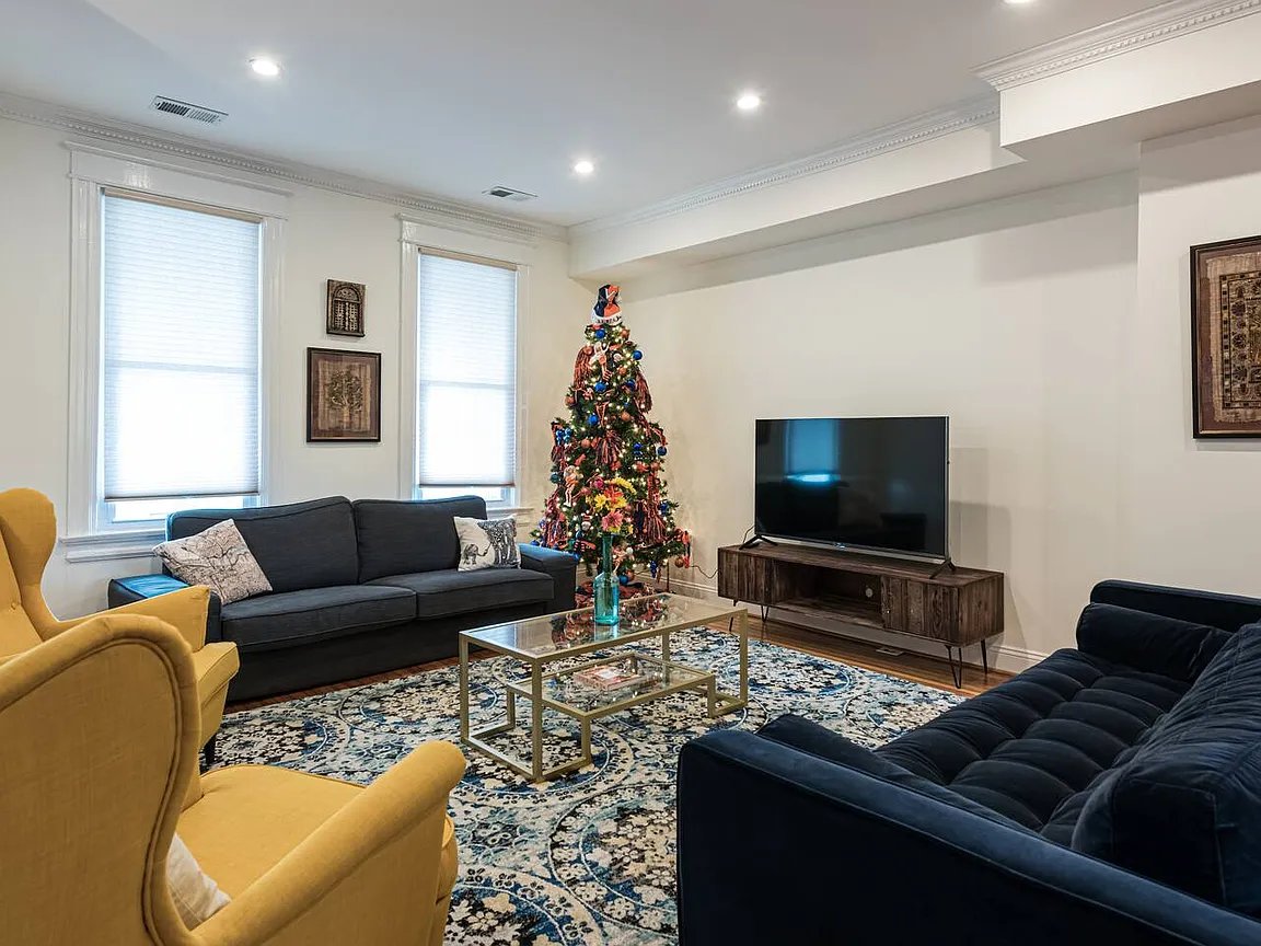 Washington Townhome: 1008 8th St NE