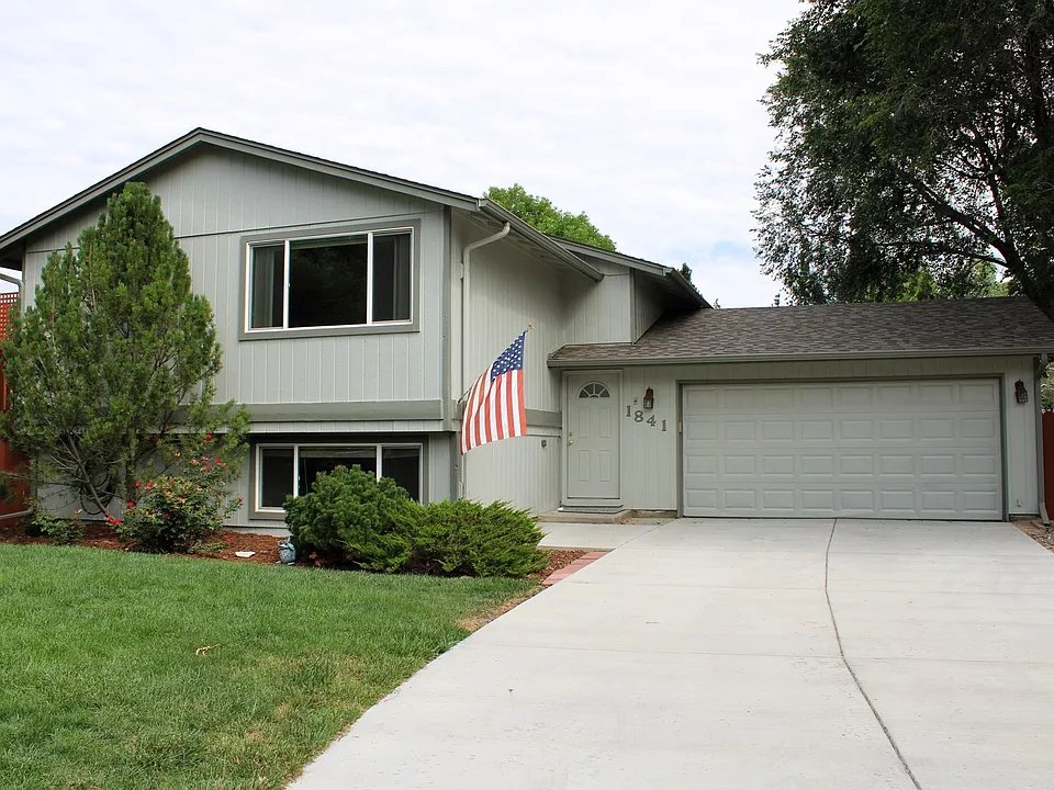 Loveland House: 1841 Wintergreen Place
